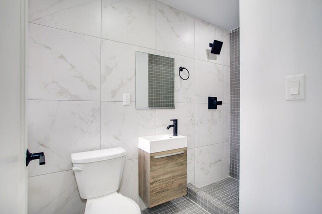 Building Photo - 516 Orange