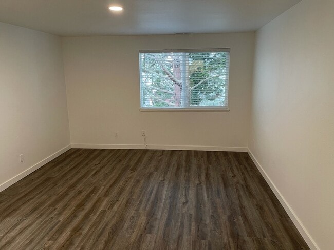 Building Photo - 4292 Meadowbrook Ct NE