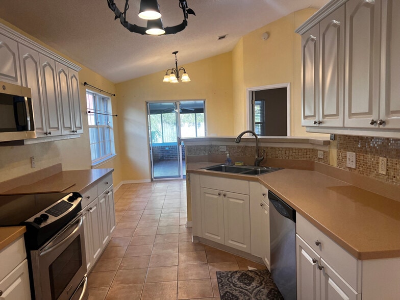 Building Photo - 8080 Castle Pointe Way