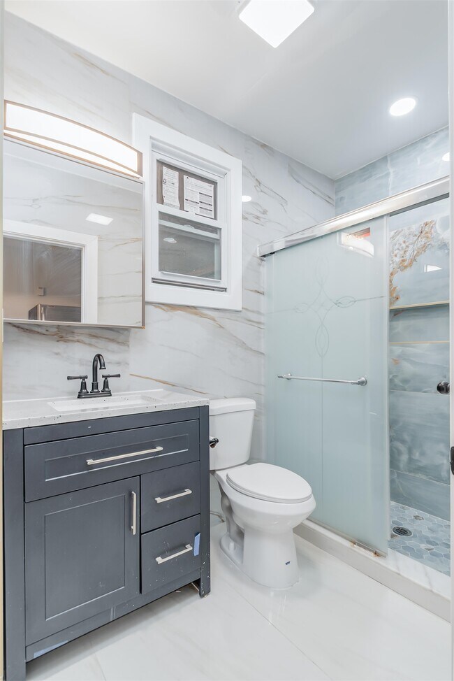 Building Photo - 25 W 10th St