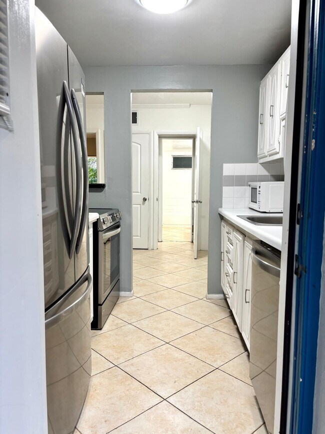 Building Photo - 1407 NE 56th St