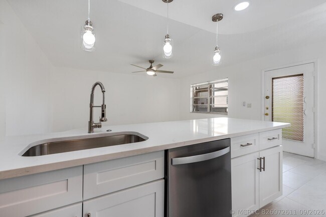 Building Photo - 108 Normandy Ln