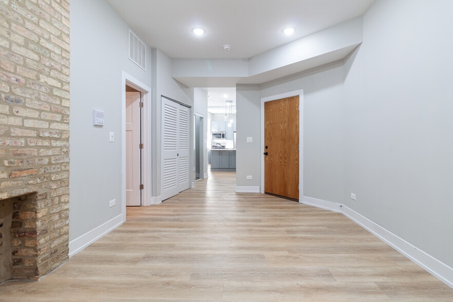 Building Photo - 441 W Belden Ave