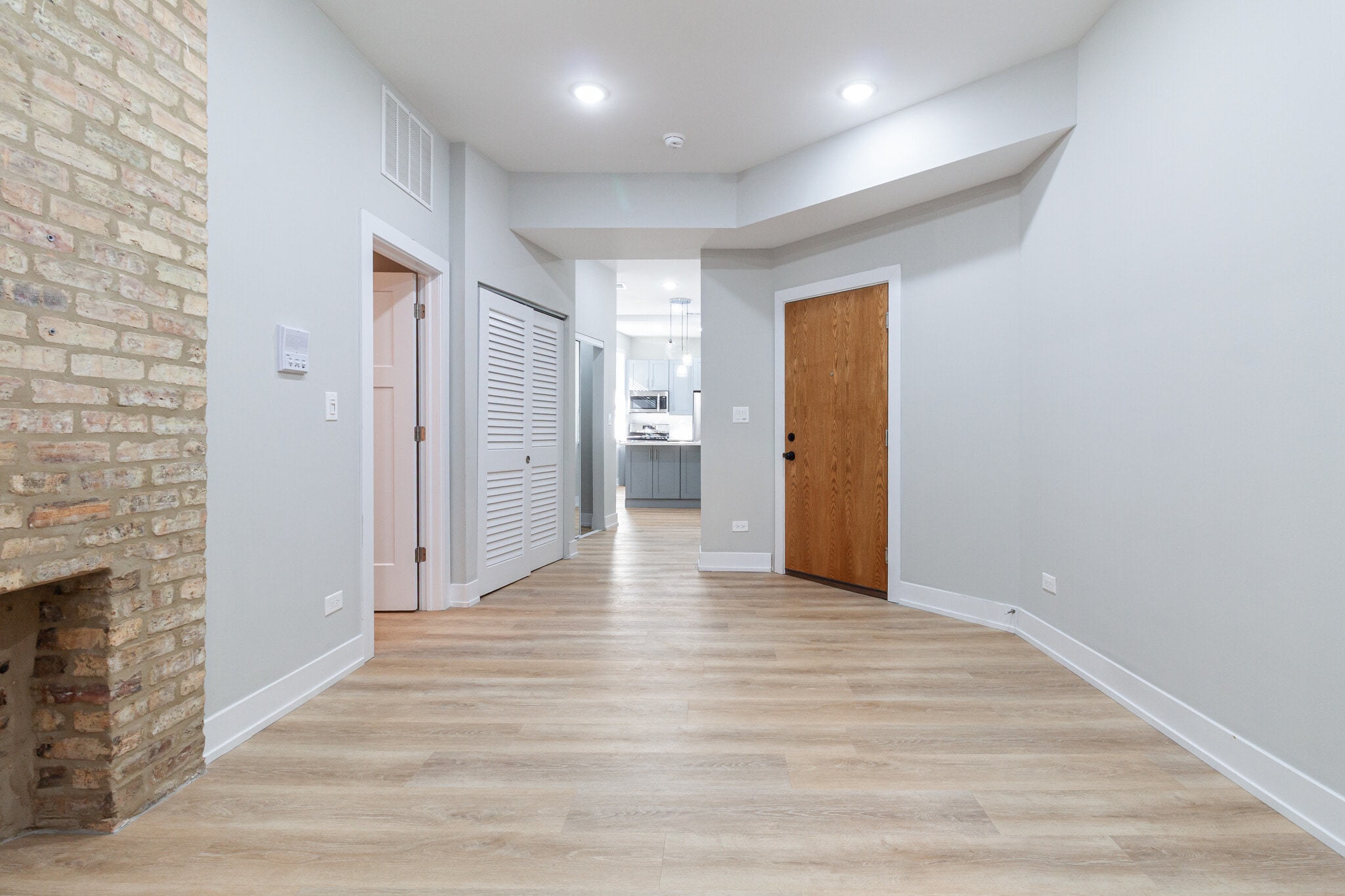 Building Photo - 441 W Belden Ave