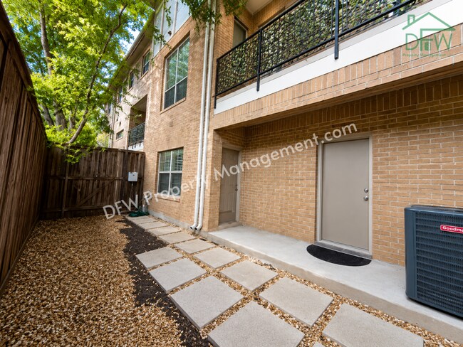 Building Photo - Luxury Renovated Townhome with Rooftop Skyline Views | Walk to Restaurants, Parks & More