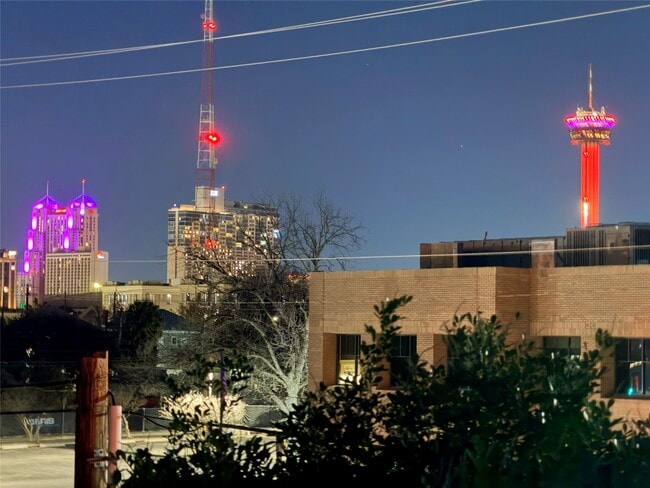 Building Photo - 831 S Flores St