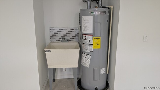 Building Photo - 7708 N Paris Dr