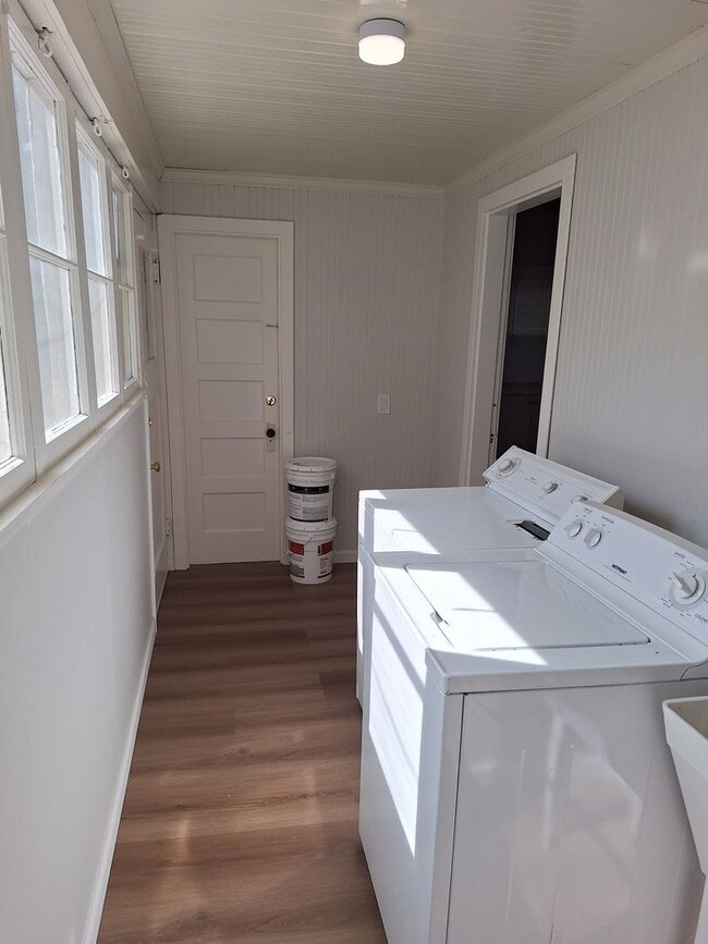 Building Photo - **Incredible 2 Bedroom, 1.5 Bath Home with a Fun Bonus Room!** Don’t miss out on this fantastic o...