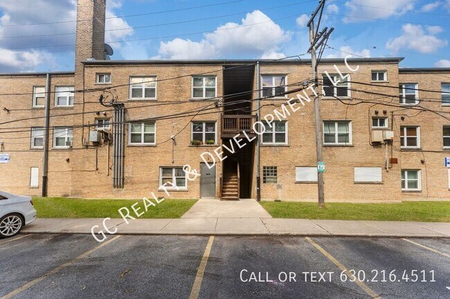 Building Photo - 6429 N Damen Ave
