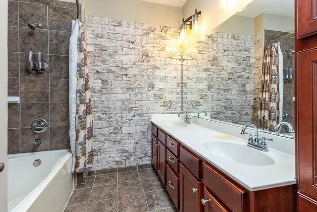 Building Photo - 721 Litty Ct