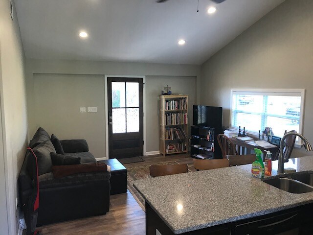 Building Photo - Walk to the Square or Campus! Location! Location! Location!