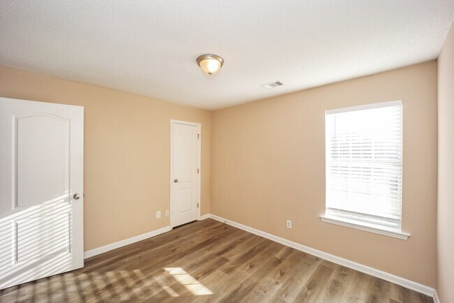 Building Photo - 255 Summer Hill Cir