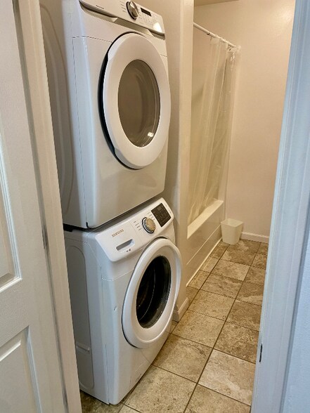 Building Photo - 305 Sarah St