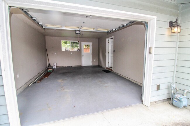 Building Photo - Coming Soon! Very well maintained home wit...