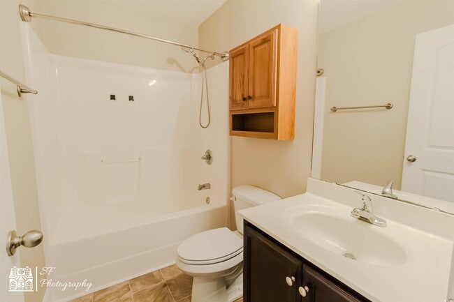 Building Photo - 246 Macarthur Dr