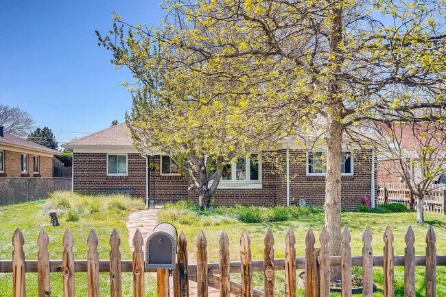 Building Photo - 2933 Ivanhoe St