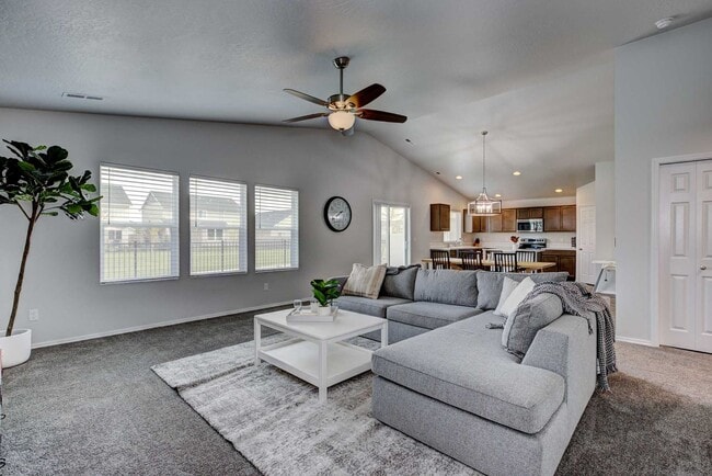 Building Photo - 4 bed 2 bath home for rent