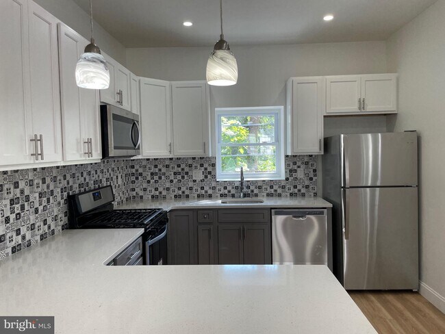 Building Photo - 2112 S 64th St