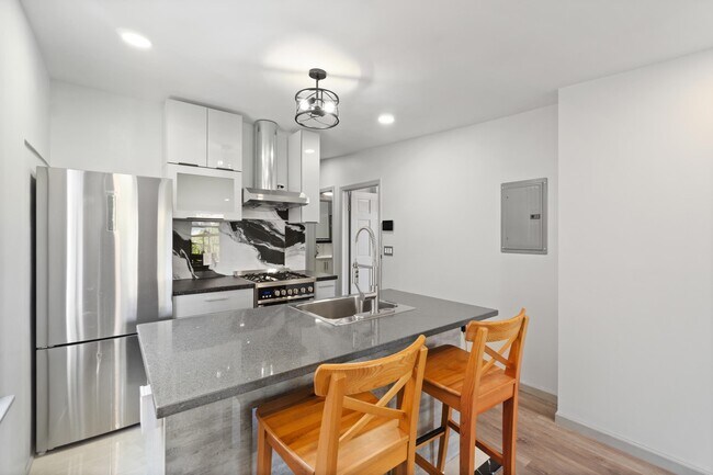 Building Photo - 232 1st St