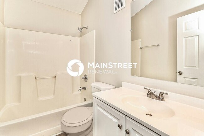 Building Photo - 3 Bedroom Pet-Friendly Home in Louisville, KY with Main Street Renewal