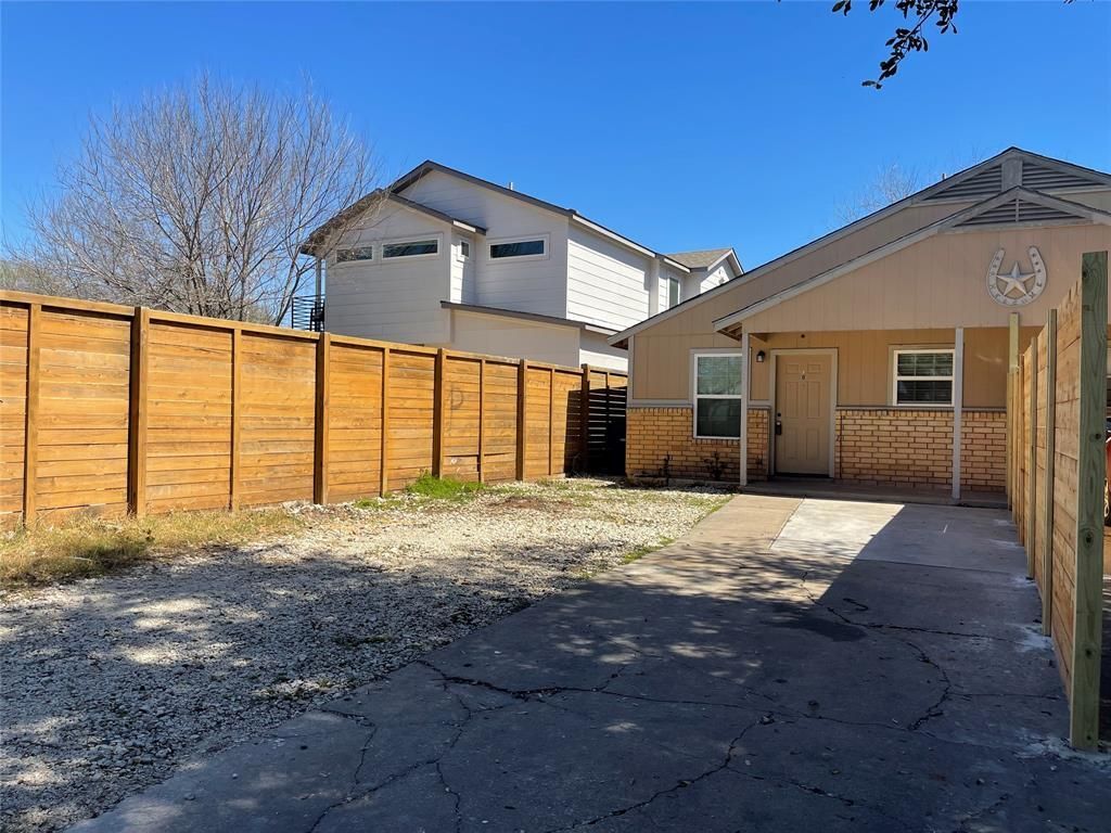 Building Photo - 1115 Brookswood Ave