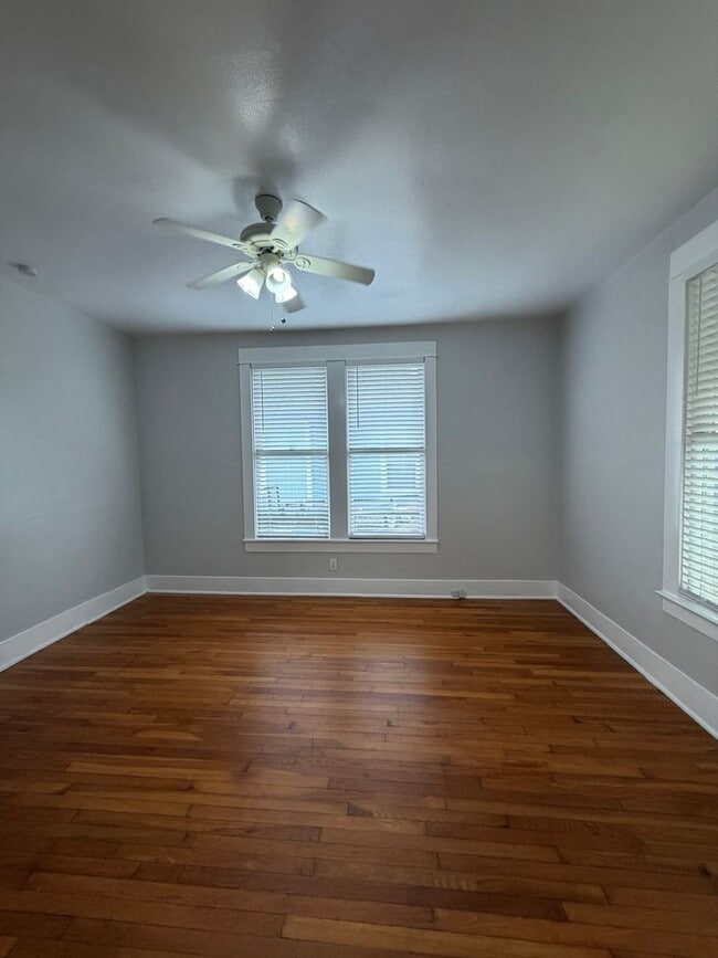 Building Photo - Stylish 2/2 Bungalow with Modern Kitchen & Spacious Backyard