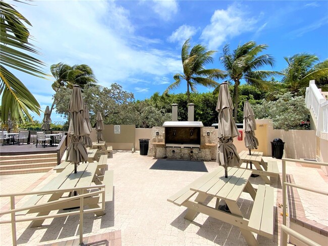 Building Photo - 1121 Crandon Blvd