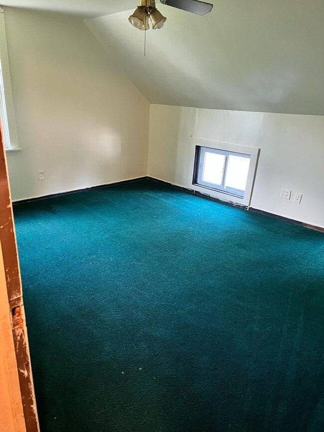 Building Photo - Beautiful 4 bedrooms house in a quiet little town