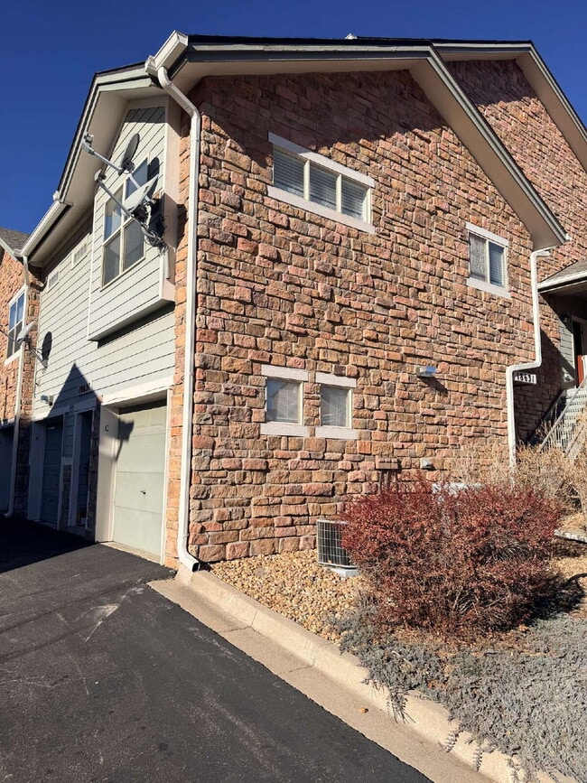 Building Photo - "Charming 2-Bed, 2-Bath condo Oasis in Aurora - 988 Sq Ft of Comfort!"
