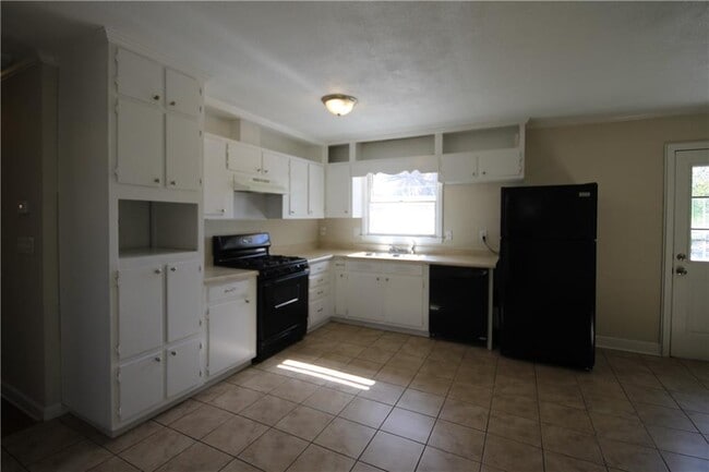 Building Photo - 3661 Pinehill Cir