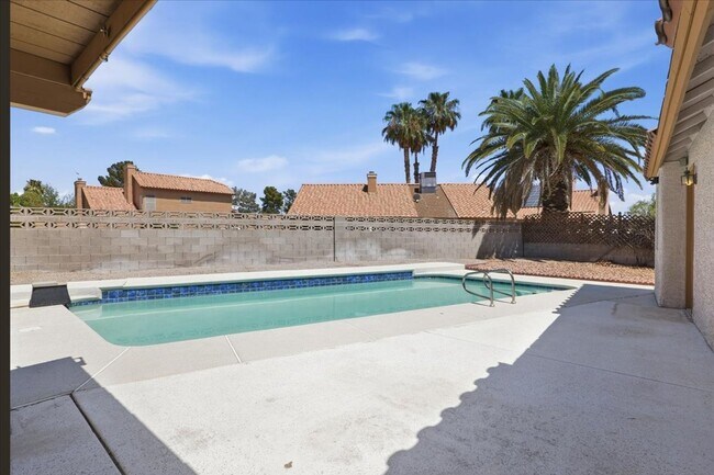 Building Photo - 1 story pool home in the North West- 3 bedroom, 2 baths