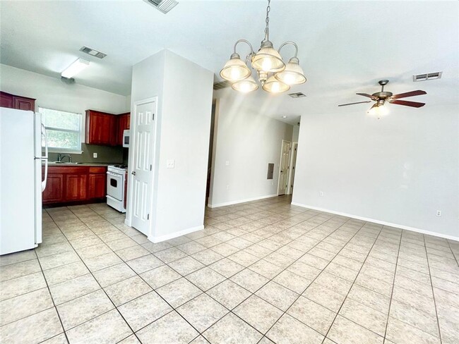 Building Photo - Spacious 4 Bed, 2.5 Bath. Perfect size and...