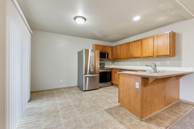 Building Photo - 4 bed, 2.5 bathroom House available