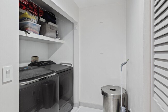 Building Photo - 2615 NE 213th St