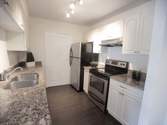 Building Photo - Beautiful 1/1 Wood Floor Condo With a Beau...
