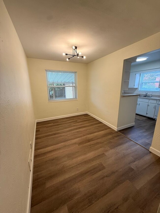 Building Photo - 631 Hampshire Rd