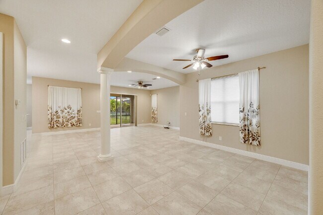 Building Photo - 4 bedroom, 3.5 bathroom in desirable Trasona!