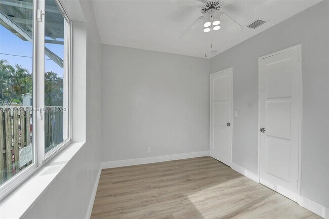 Building Photo - 2134 Dewey St