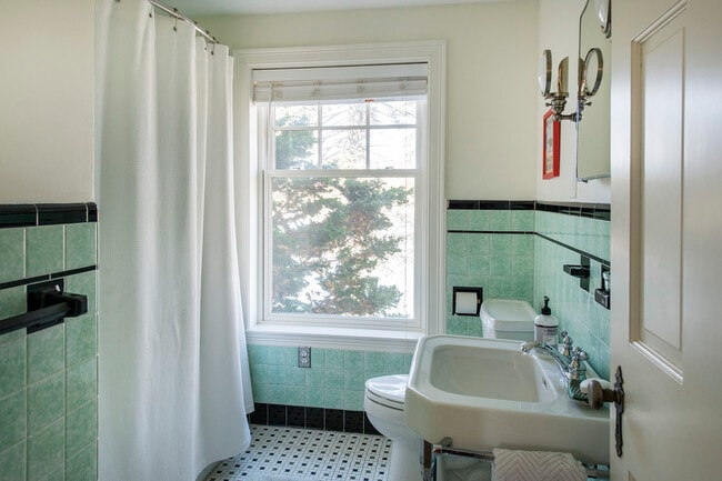 Building Photo - 7 Point Rd