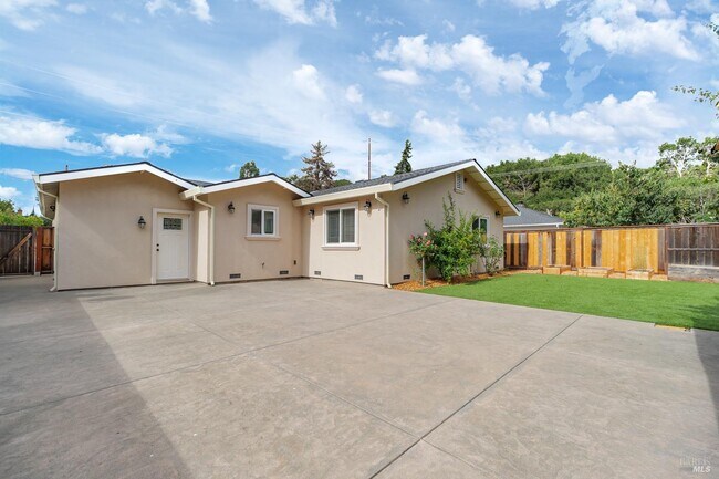 Building Photo - 996 Simmons Ln
