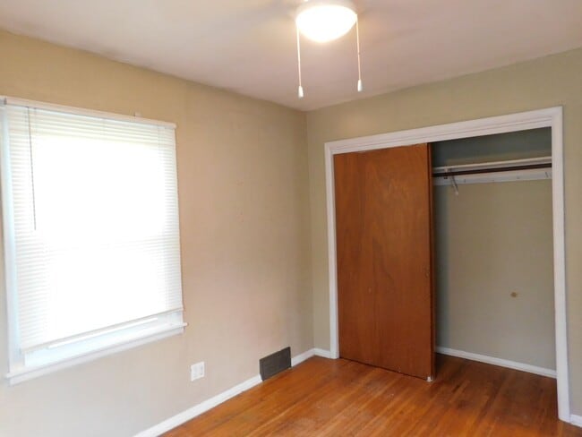 Building Photo - Cozy, Quiet Home