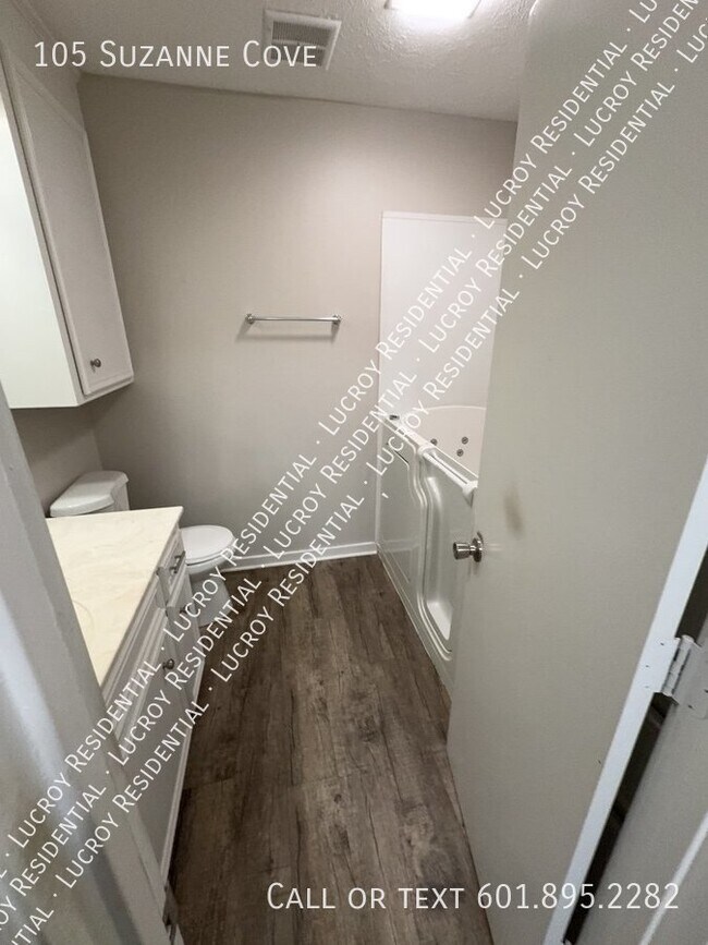 Building Photo - Updated 4-Bedroom Duplex with Fireplace in...