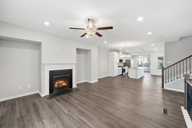 Building Photo - 318 Commons Ave