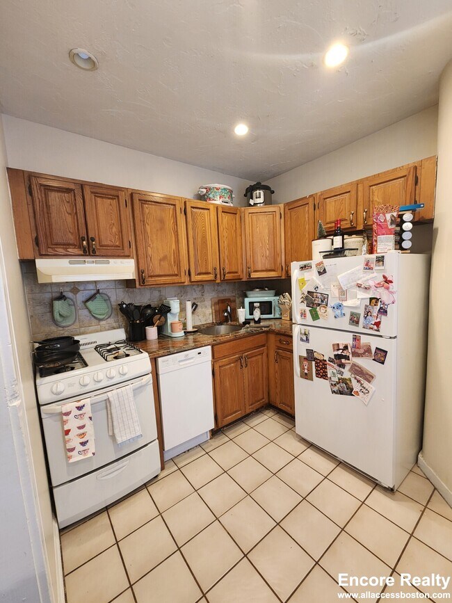 Building Photo - 240 Kelton St