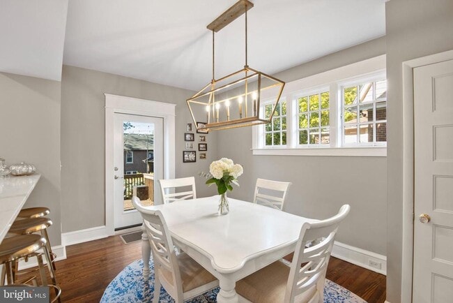 Building Photo - 404 S Jackson St