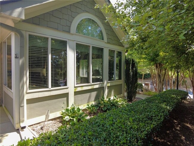 Building Photo - 100 Highlands Ridge Pl SE