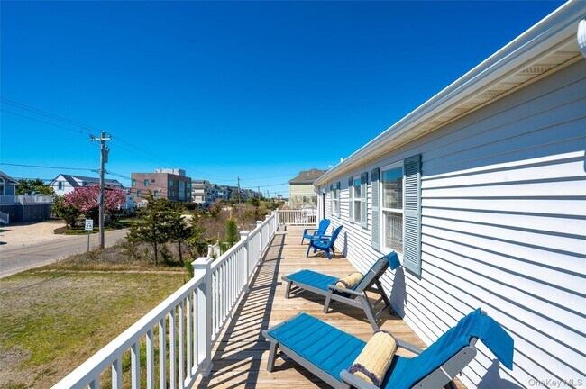 Building Photo - 898 Dune Rd