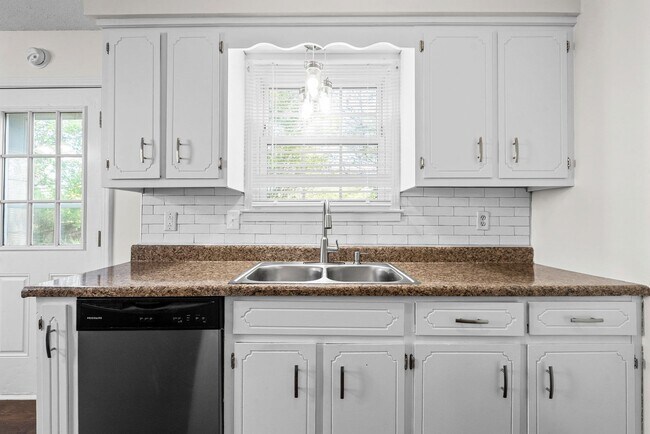 Building Photo - 3 Bedroom Pet Friendly Home For Rent!