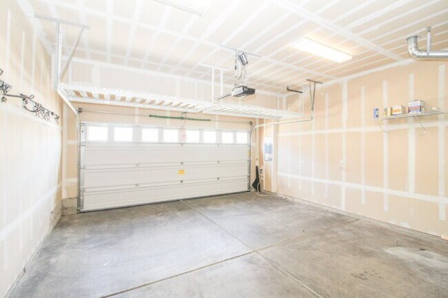 Building Photo - Spacious Rental! 3bed 3bath 2039sf 2 Car Garage A/C + Bonus Room