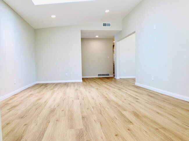 Building Photo - STUNNING 5BD/3BA RESIDENCE IN SERRA MESA! ...